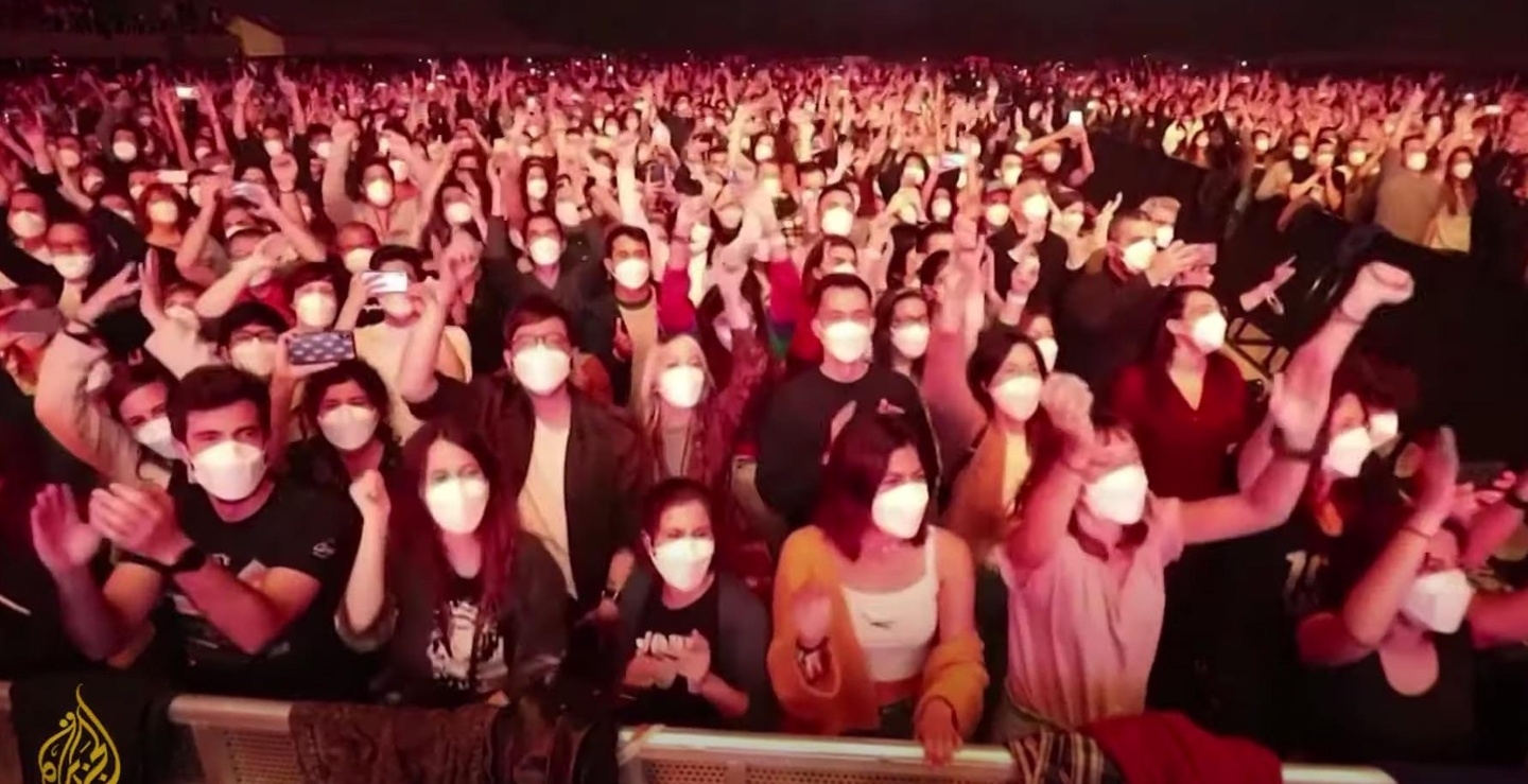 Sie waren als "corona-negativ" getestet und mit FFP2-Maske vor Ort: Besucher des Konzerts in Barcelona