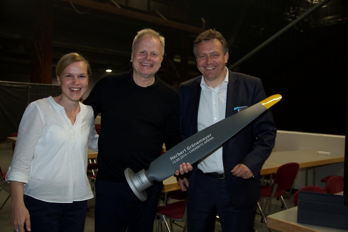 Bei der Award-Übergabe (von links): Yvonne Waschnig, Herbert Grönemeyer und Michael Kynast