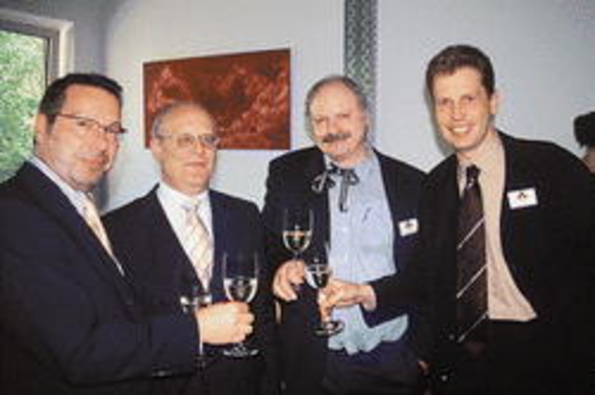 Gerd Gebhardt (Vorsitzender der Phonoverbände, l.) würdigte die weltweite Einzigartigkeit der Institution PhonoNet, und Wirtschaftssenator Gunnar Uldall (2. v.l.) betonte die Vorzüge Hamburgs. Darauf stießen Wolfgang Geisel und Horst Christian Blume (r.) mit ihnen an