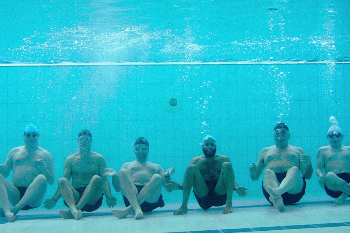 Die britische Komödie "Swimming with Men" ist die neue Nummer eins der deutschen Arthouse-Kinocharts