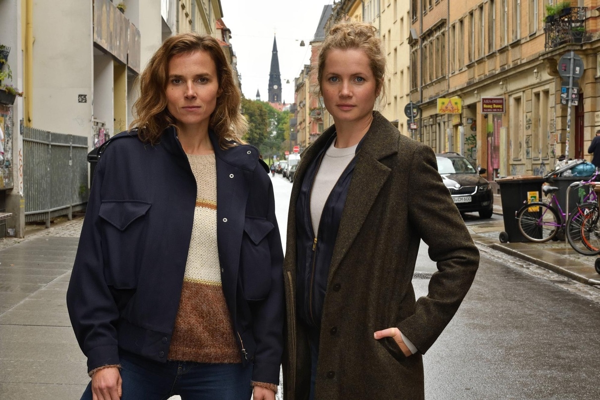Die von Karin Hanczewski und Cornelia Gröschel gespielten Kommissarinnen Karin Gorniak und Leonie Winkler am Set des "Tatort: Pavlovs Köter" (AT) 