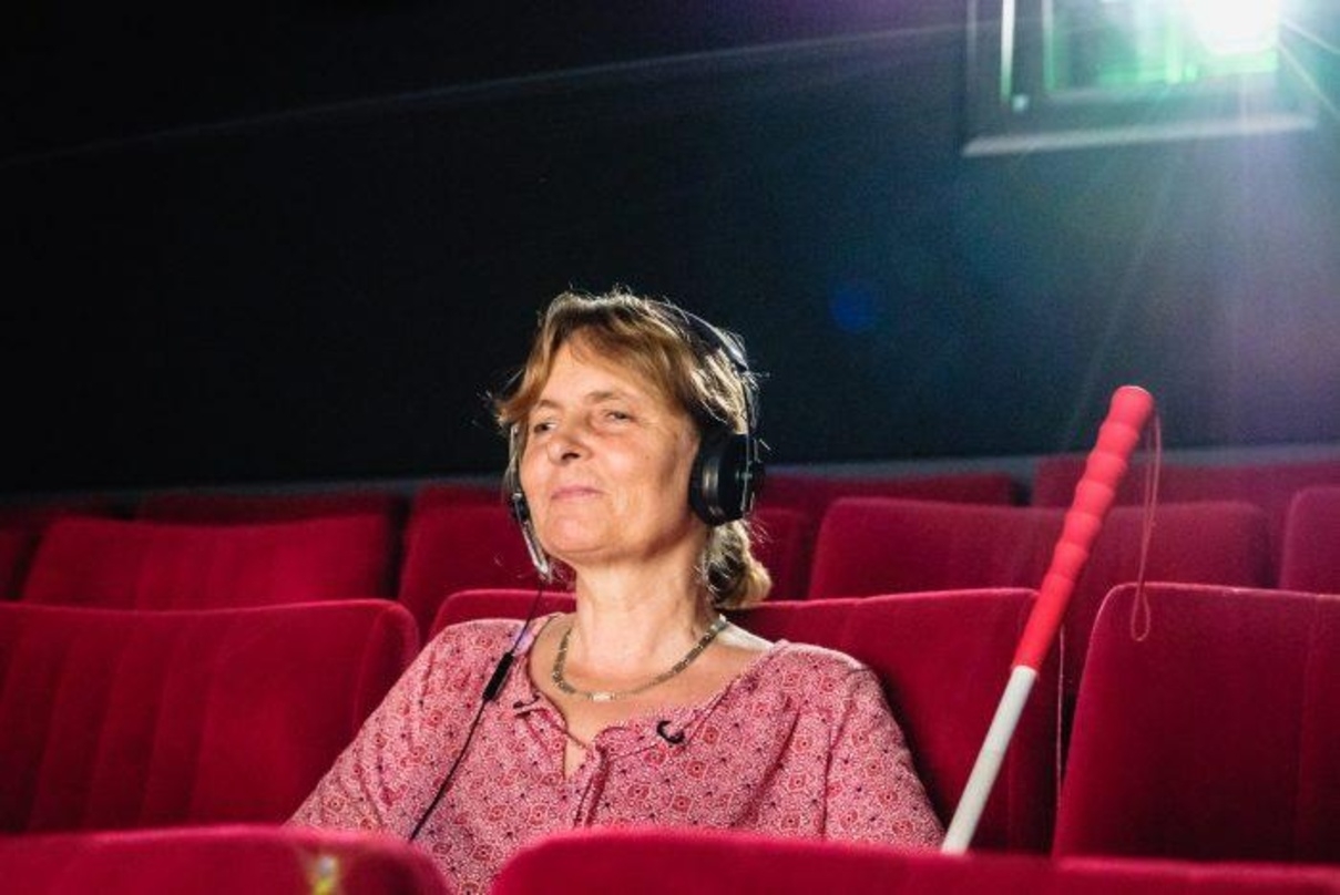 Barbara Fickert setzt sich mit "Kinoblindgänger" für die Belange seh- und hörbeeinträchtigter Filmfans ein