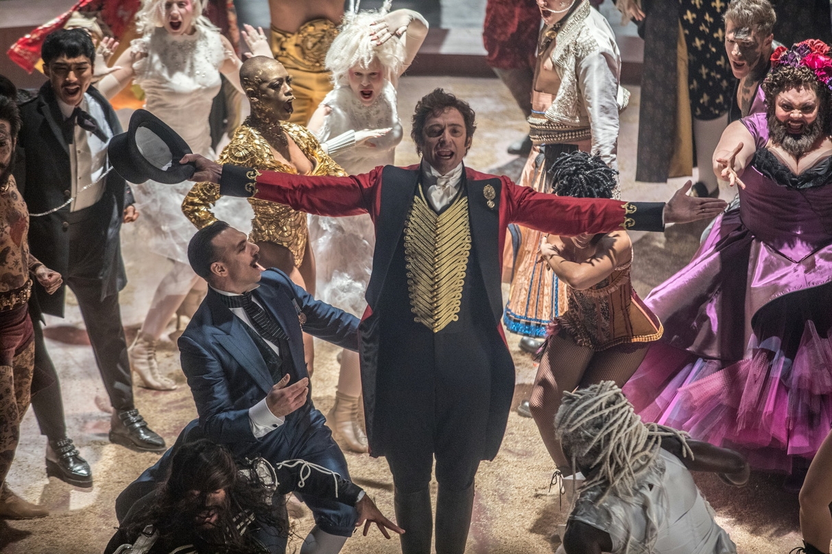 Lässt nicht nach: das Ensemble aus "The Greatest Showman" um Titelheld Hugh Jackman (Mitte)