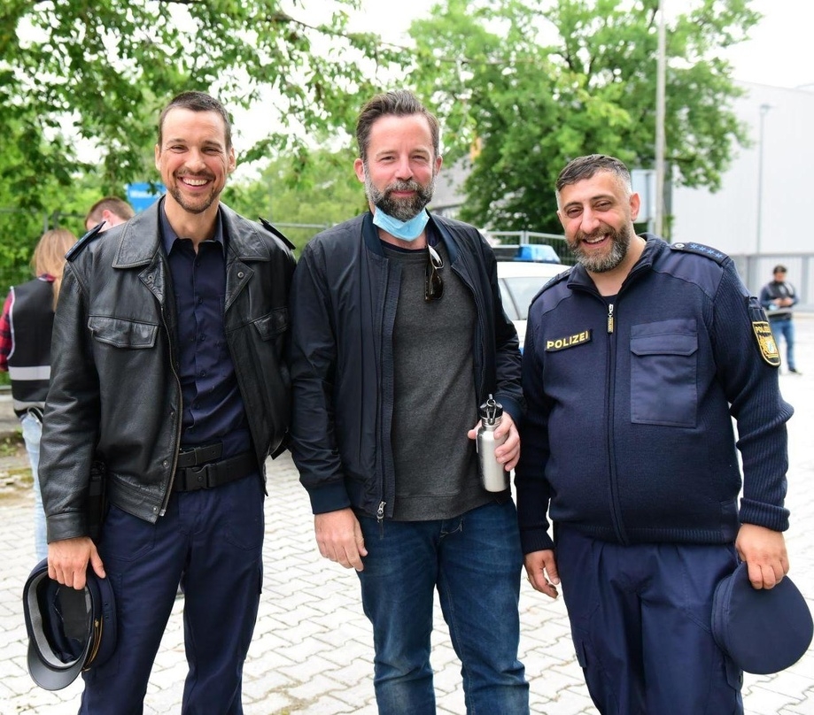 Dan Maag (Mitte), Geschäftsführer und Produzent von Pantaleon Films, mit Florian David Fitz (li.) und Kida Khodr Ramadan am Set von "Oskars Kleid"