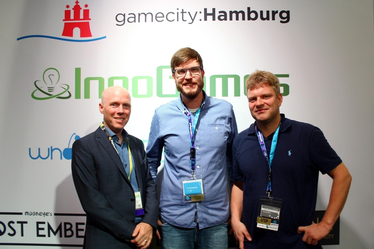 Tim Angerer von der Behörde für Kultur und Medien Hamburg und Dennis Schoubye, neuer Projektleiter von gamecity:Hamburg, und Michael Zillmer, COO und Gründer von InnoGames, begrüßten zum Fischbrötchenempfang