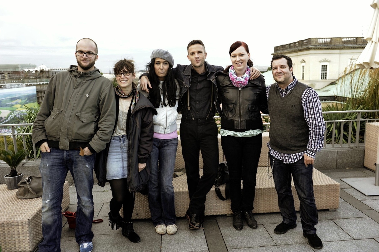 Zur Fotosession auf dem Hoteldach: Brandon Flowers mit dem Universal-Team