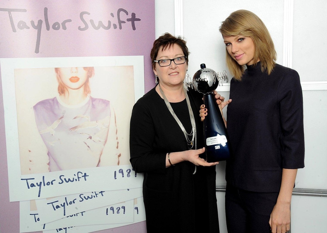 Bei der Verleihung der Trophäe für den Global Recording Artist 2014 in der Londoner O2: Frances Moore (links) und Taylor Swift