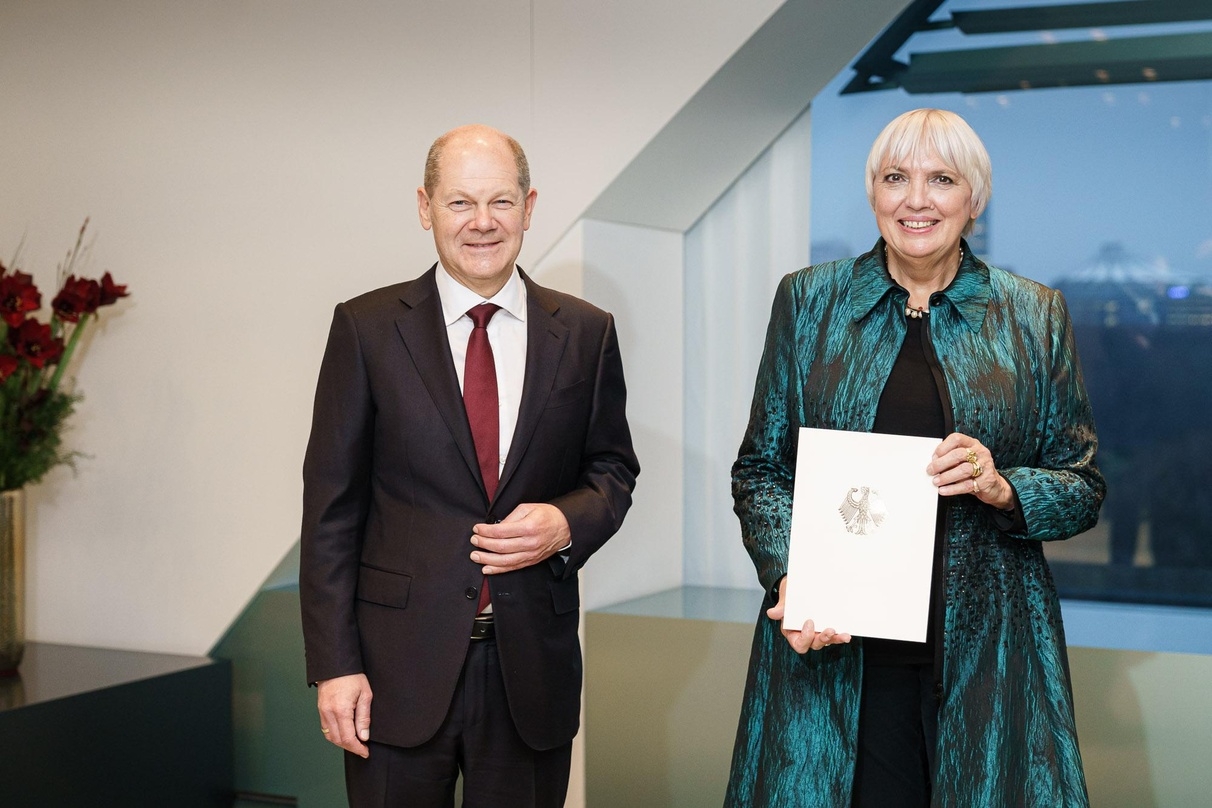 Kürzlich bei der Vereidigung im Kanzleramt: Bundeskanzler Olaf Scholz ernennt Claudia Roth zur neuen Staatsministerin für Kultur und Medien