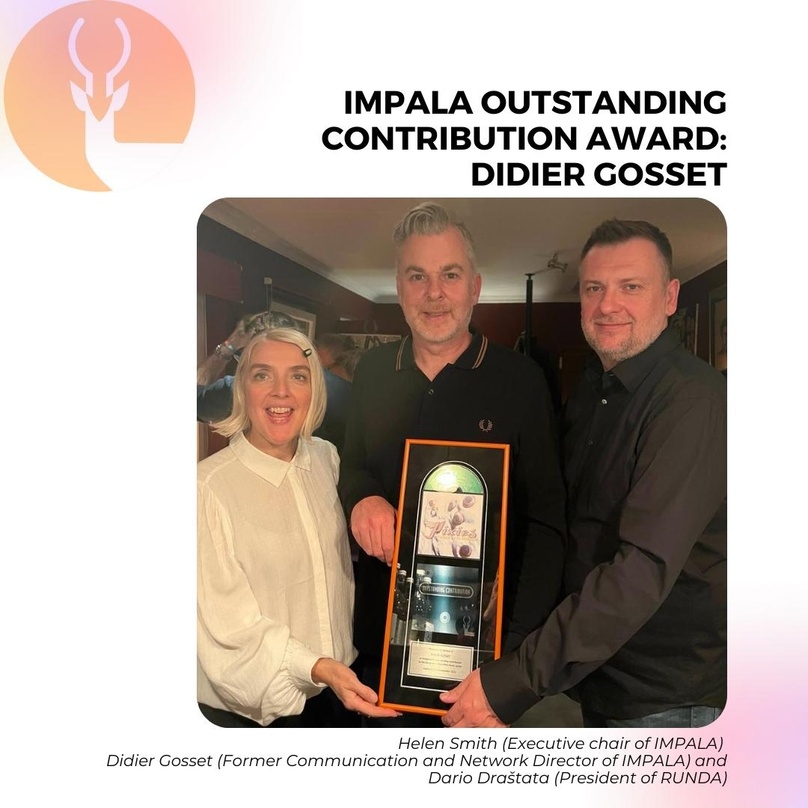 Verabschiedung beim Reeperbahn Festival: nach 14 Jahren in Diensten des Impala-Verbands kümmert sich Didier Gosset (Mitte) nun künftig in seiner belgischen Heimatstadt Charleroi um die Geschicke des Kulturzentrums Le Vecteur, hier ehren ihn Helen Smith und RUNDA-President Dario Drastata für seine Verdienste