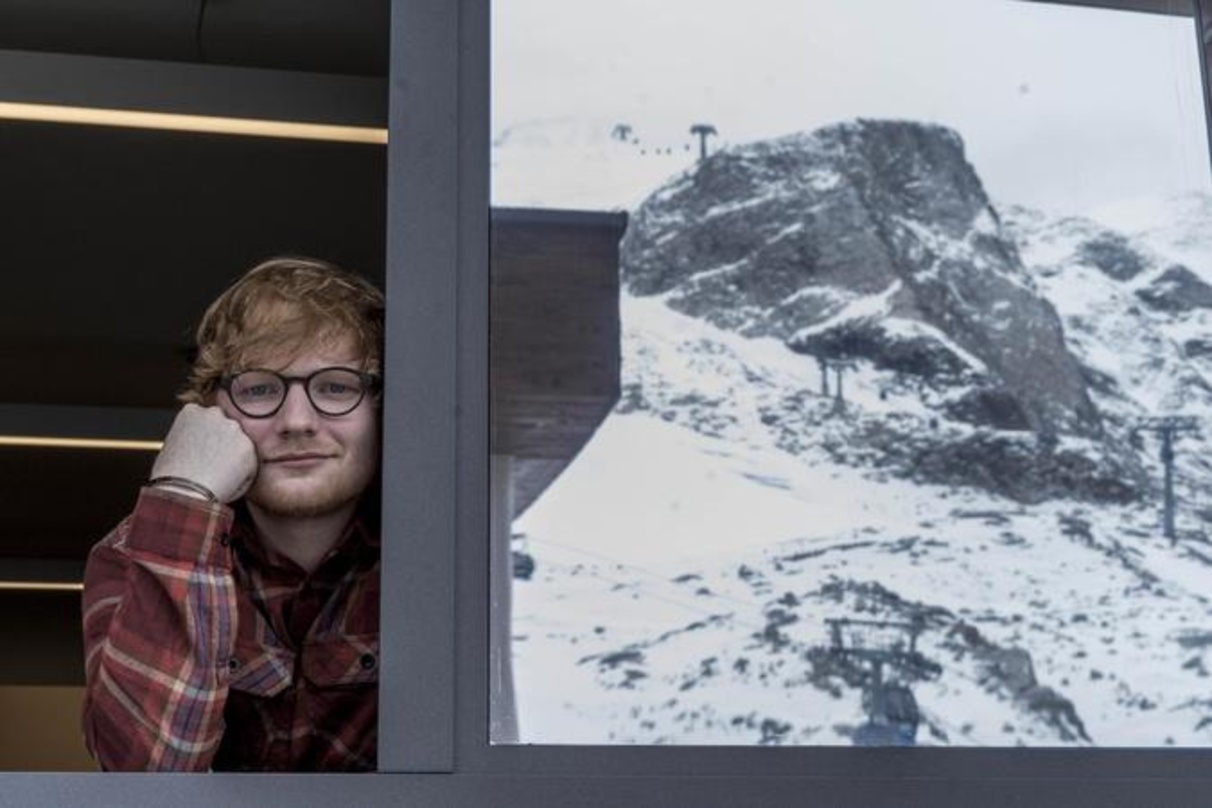 Kann das winterliche Treiben erneut vom Gipfel der Offiziellen Deutschen Charts aus verfolgen: Ed Sheeran