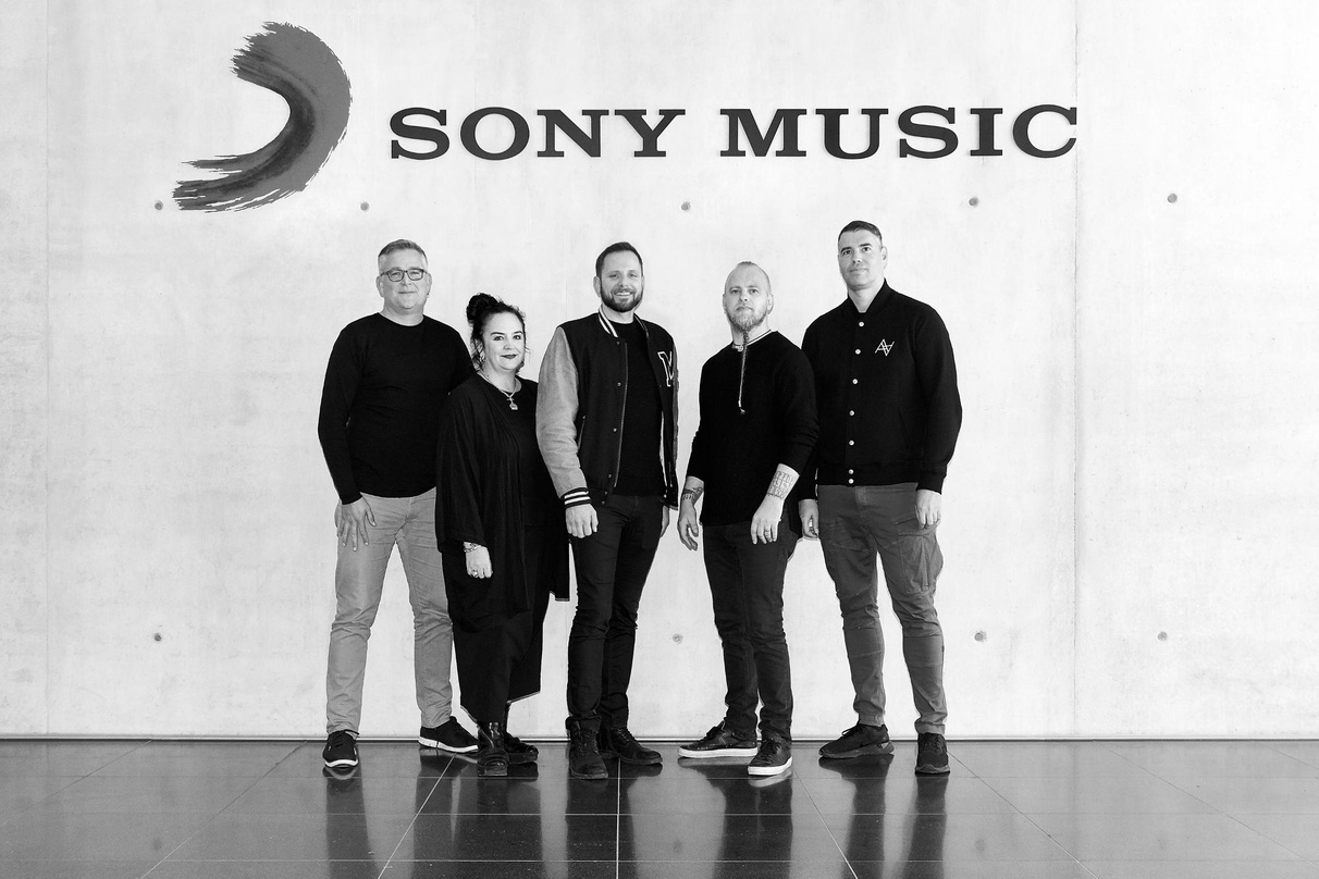 Neu beim Sony-Music-Label Columbia: Einar Selvik von Wardruna (2. von rechts) und sein Team