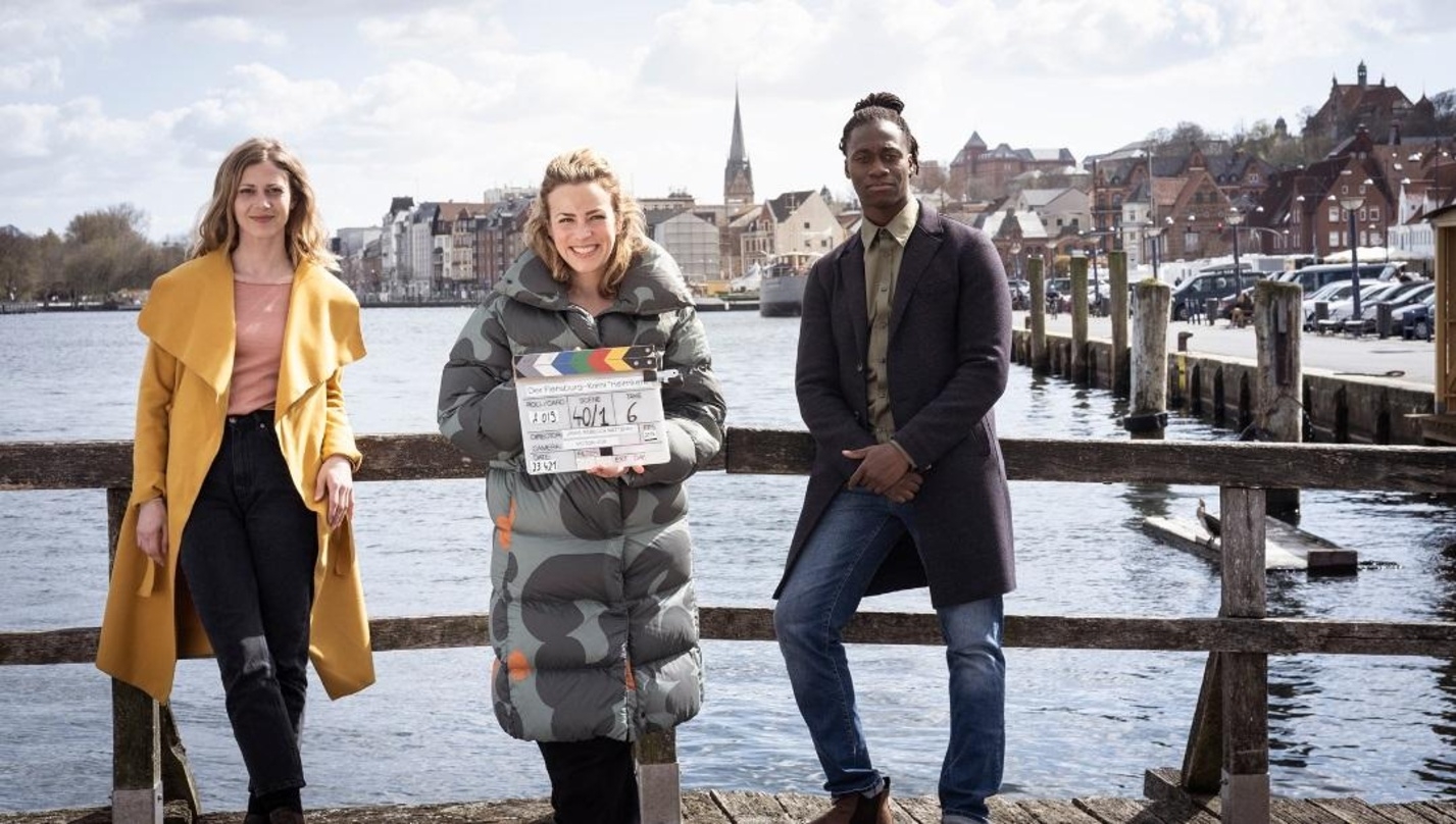 Am Set in Flensburg: Katharina Schlothauer, Regisseurin Janis Rebecca Ratenni und Eugene Boateng