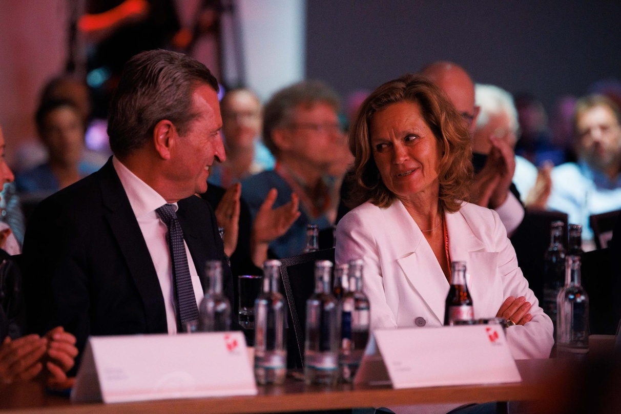 Nahmen die Auszeichnung persönlich entgegen: Günther Oettinger und Helga Trüpel
