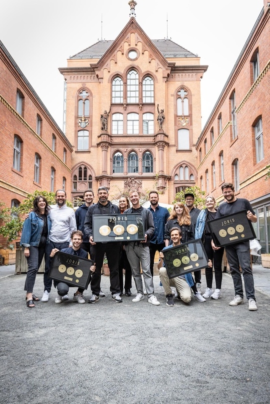 Mit Edelmetall und neuem Vertrag belohnt: Joris (7. von links) mit dem Team von Four Music, seiner Band, seinem Produzenten und seinem Management
