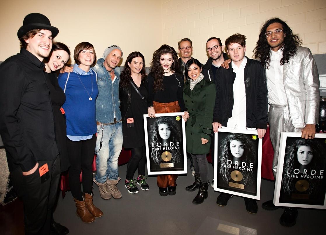 Bei der Gold-Verleihung in Berlin: Lorde (Mite) mit dem Universal-Team um Dirk Baur (5. von rechts)