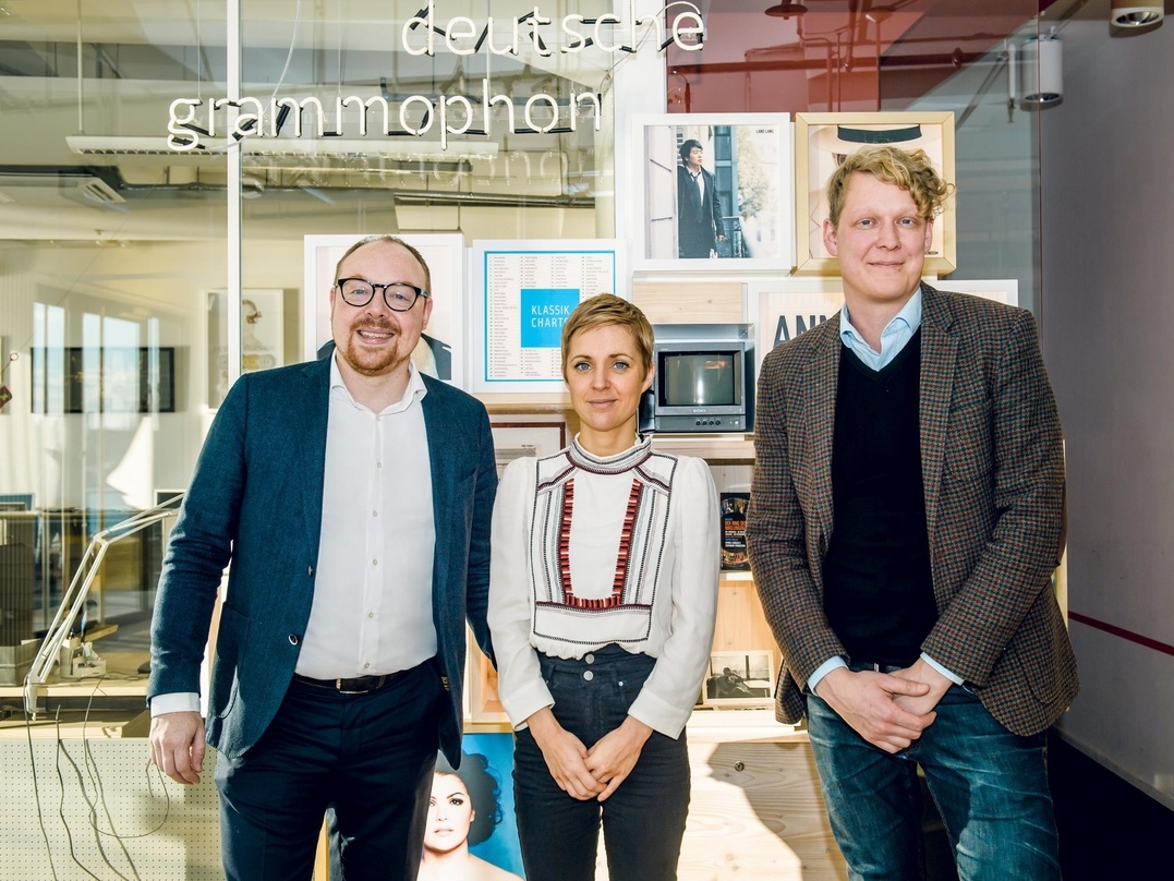 Arbeiten künftig zusammen (von links): Clemens Trautmann, Agnes Obel und Christian Badzura