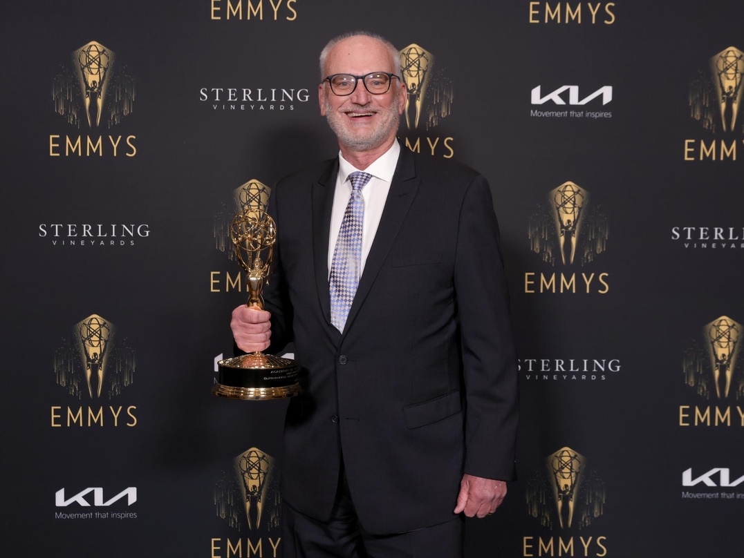 John Gresch von Arri mit dem Engineering Emmy für das SkyPanel 