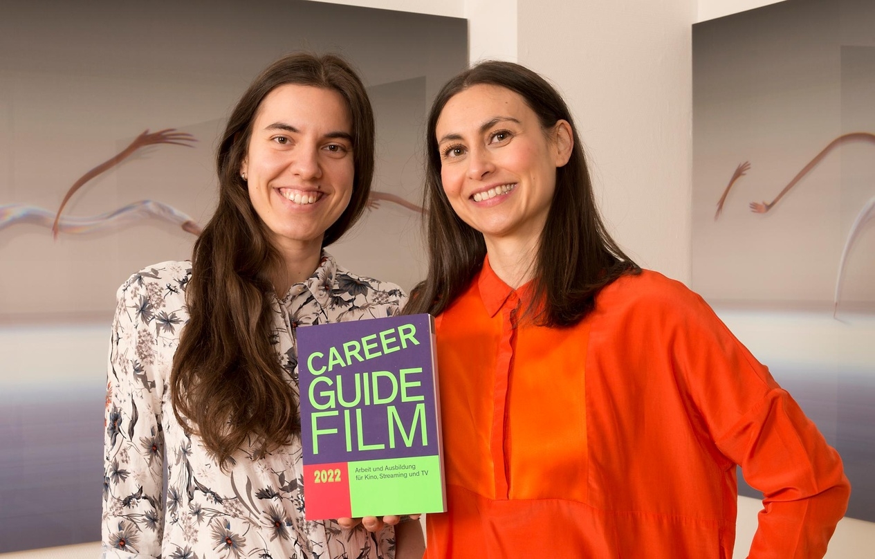 Wibke Steußloff und Juliane Müller von der PAIQ präsentieren den "Career Guide Film"