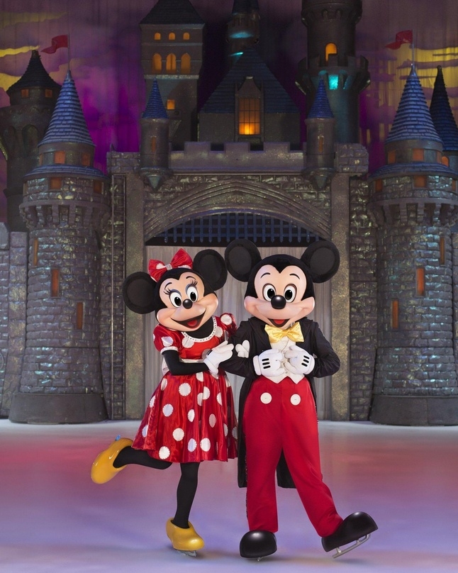 Verzaubern jung und alt: Micky und Minnie Maus auf dem Eis