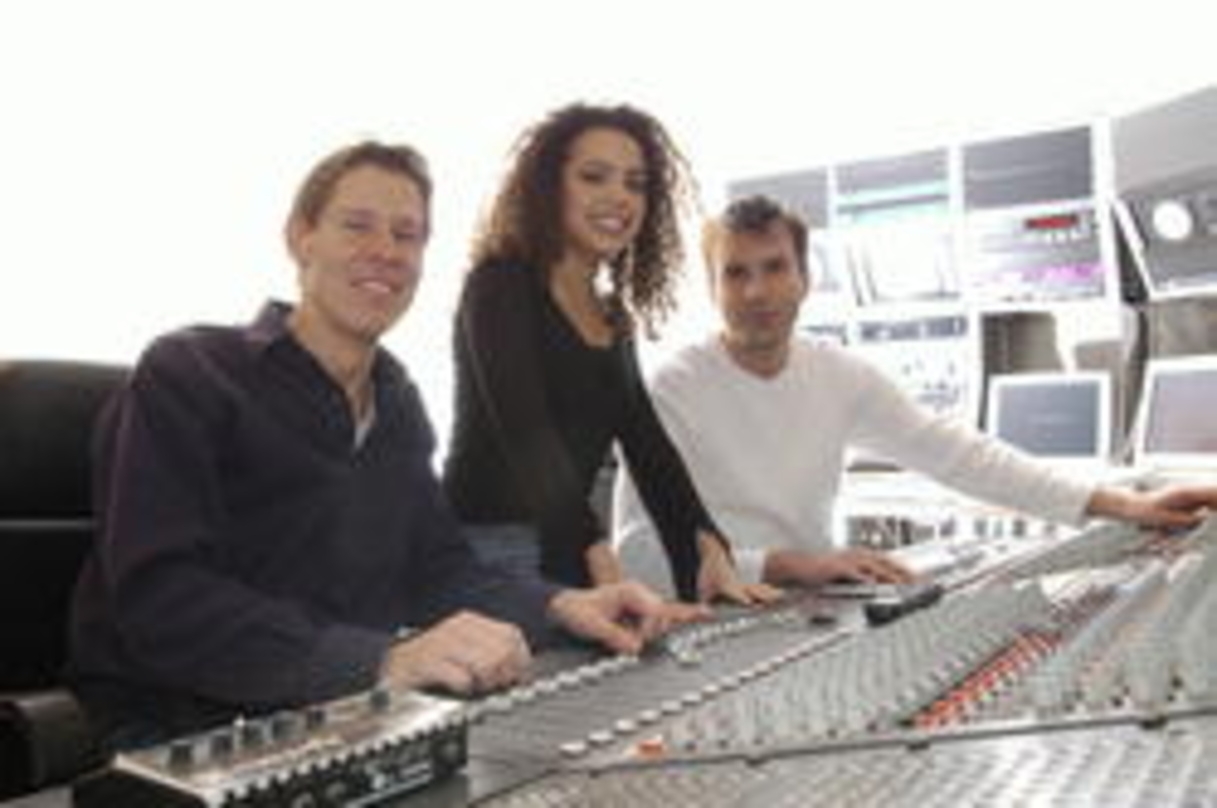 Labelgründer mit Künstlerin (v.l.n.r.): Kleist, Farina Miss und Wolfgang Webenau