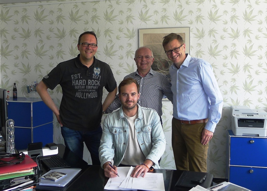 Unterzeichneten den Vertrag in Berlin (hinten, von links): Marcus Bünte (Promotionleitung/A&R Wintrup), Walter Holzbaur (Geschäftsführer Wintrup) und Rechtsanwalt Asterix Westphal sowie (vorn) Christian Kregl (Spliff Publishing/Machin Records/Management Bilderbuch)