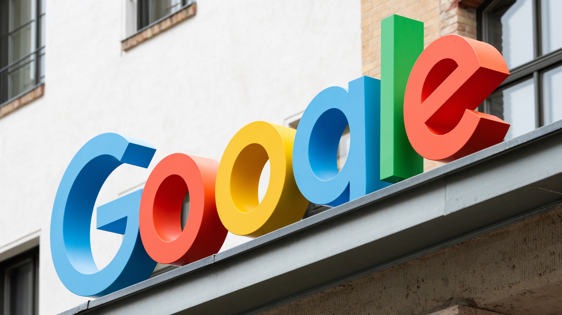Das Google-Logo auf einer Unternehmenszentrale. –