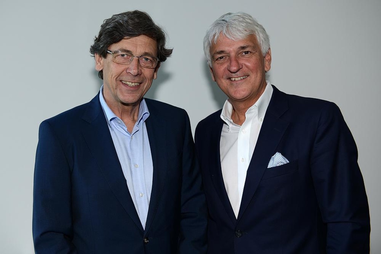 Besiegeln ihre Parternschaft beim Redaktionsbesuch: Dieter Daum (l., Sony DADC) und Achim Rohnke (Bavaria Film Gruppe)
