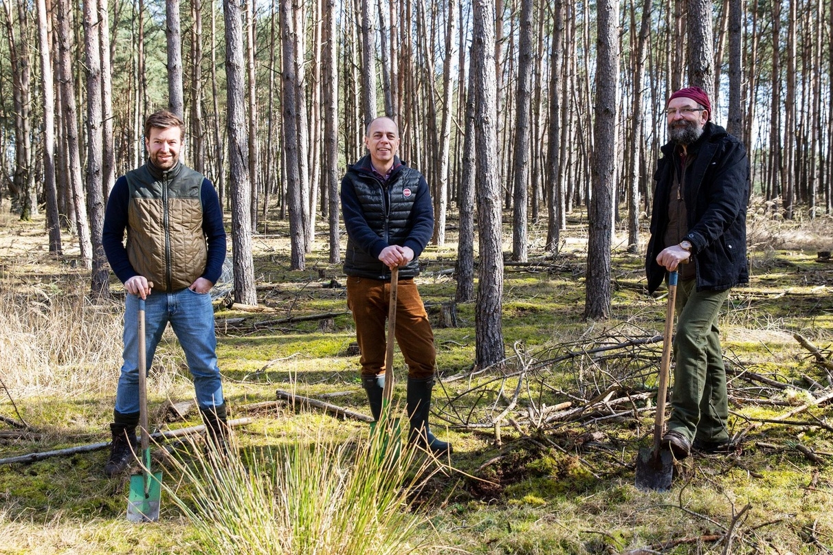 Natürschützer (von links): Jonas Haentjes (CEO Edel), Jörg Hahn (Geschäftsführer optimal media) und Ralf Koch (Leiter Naturpark Nossentiner, Schwinzer Heide)