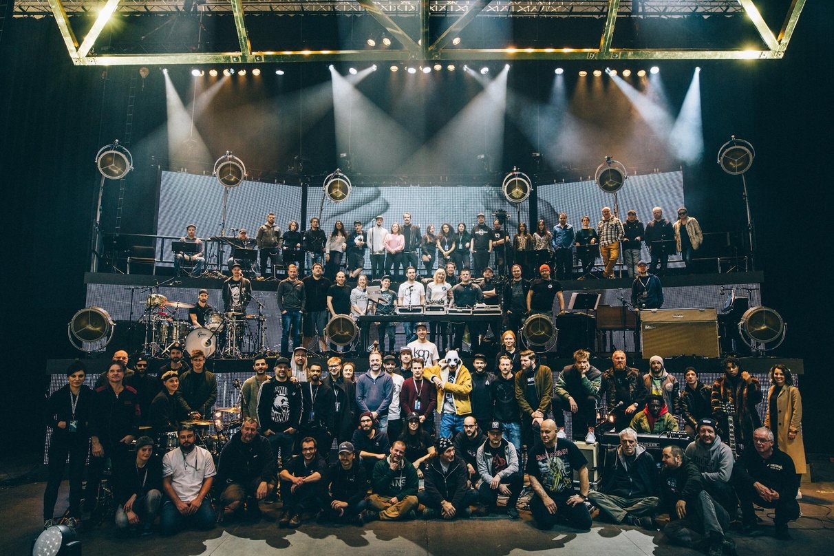 Bye Bye MTV Unplugged: Das Abschlussbild der Tournee mit Cro (Mitte, mit Maske), Band, Partnern und Crew