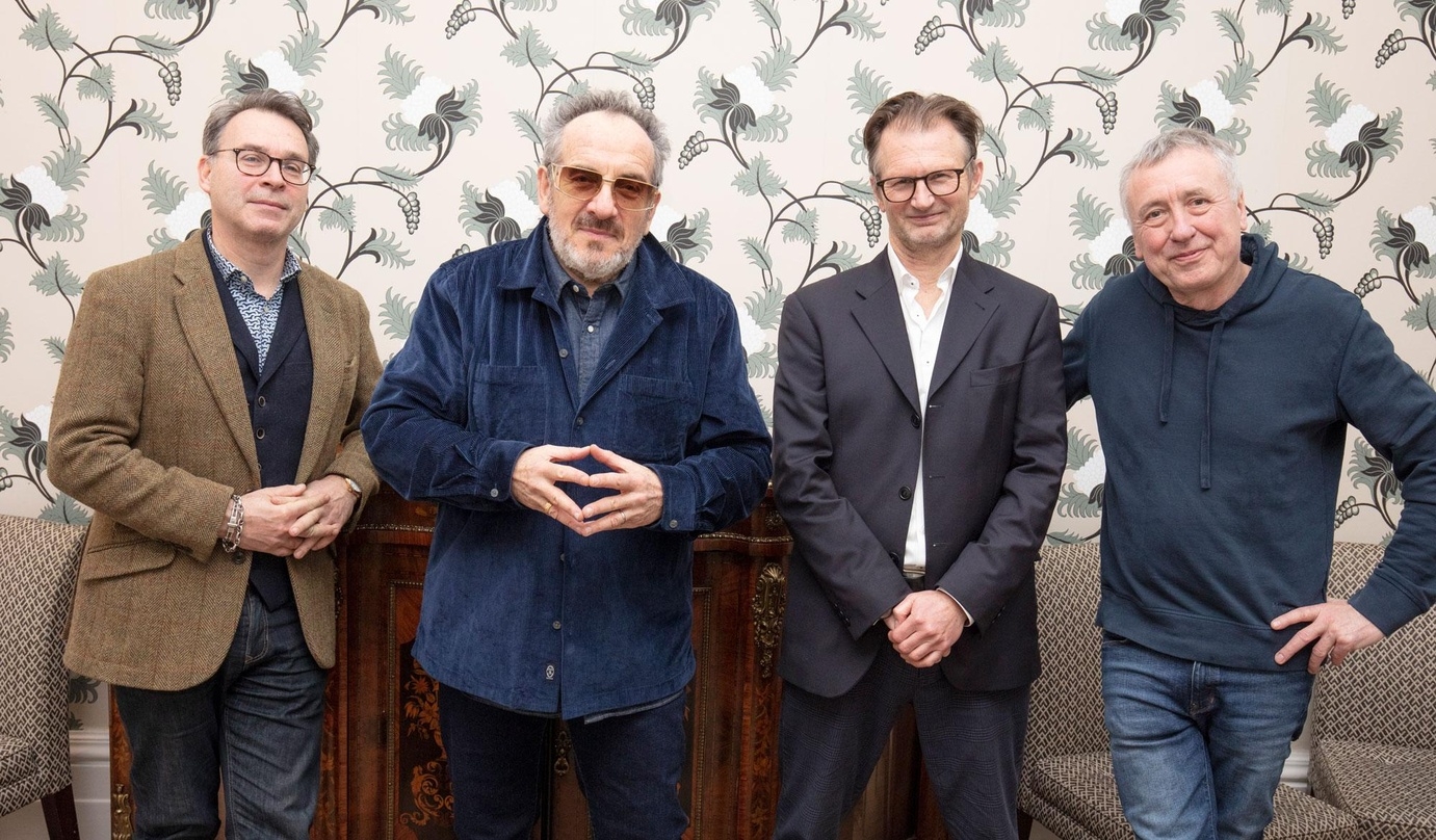 Haben sich geeinigt (von links): Alistair Norbury (BMG UK), Elvis Costello, Ian Ramage (BMG UK) und Hartwig Masuch (CEO BMG)