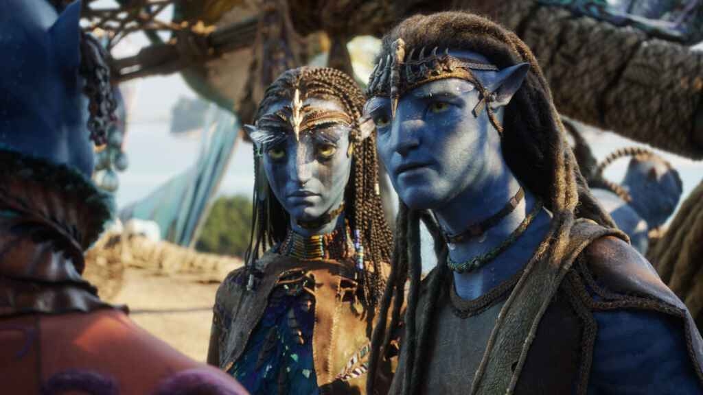 (L-R) Peylak (David Thewlis), Neytiri (Zoe Saldaña) and Jake Sully (Sam Worthington) in 20th Century Studios' AVATAR: FIRE AND ASH. Photo courtesy of 20th Century Studios. © 2025 20th Century Studios. All Rights Reserved.