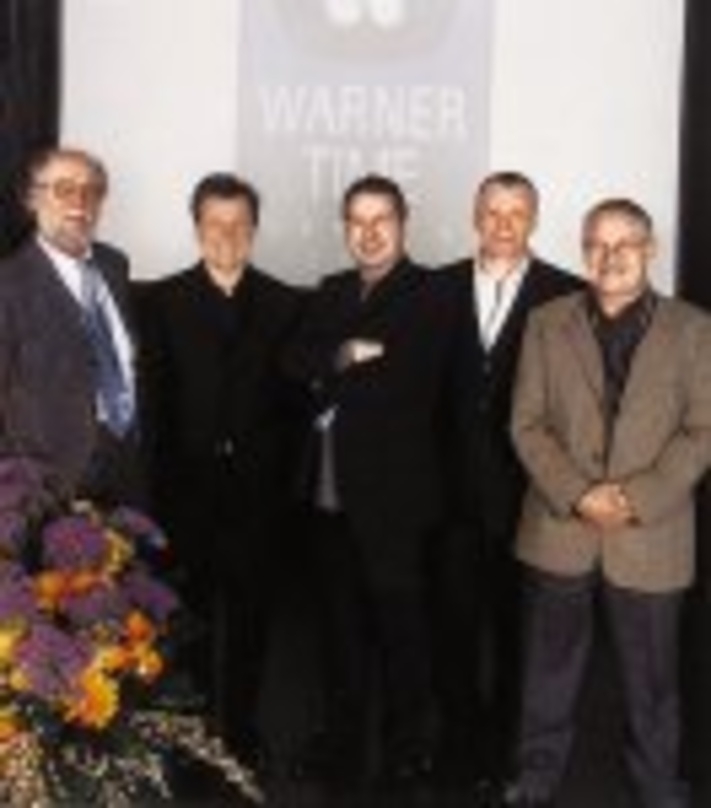 Die großen Fünf von Warner Music Germany (v.l.n.r.): Udo Lauen, Bernd Dopp (Geschäftsführer WEA), Gerd Gebhardt, Hubert Wandjo (Geschäftsführer eastwest) und Thomas Schenk (Geschäftsführer Warner Strategic Marketing