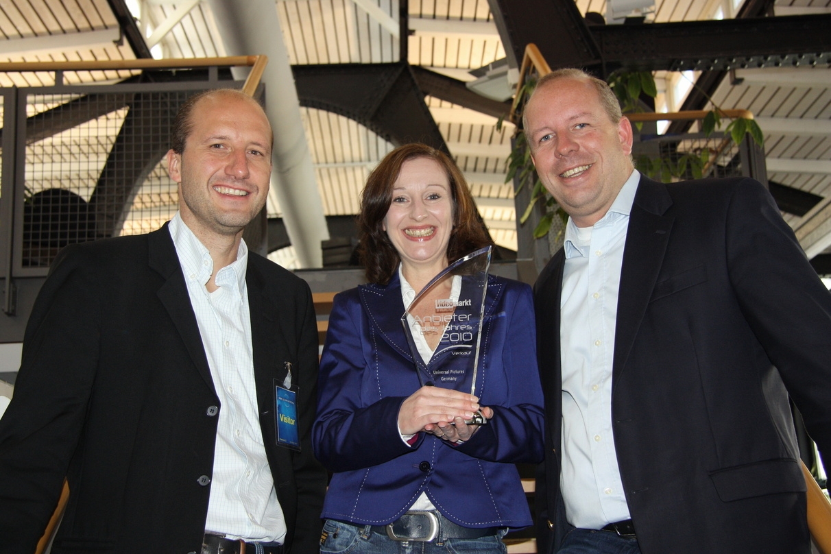 Klaus Burgmair (VideoMarkt, l.) überreichte den Pokal an das Universal-Duo Sandra Bönninger und Kai Hatje