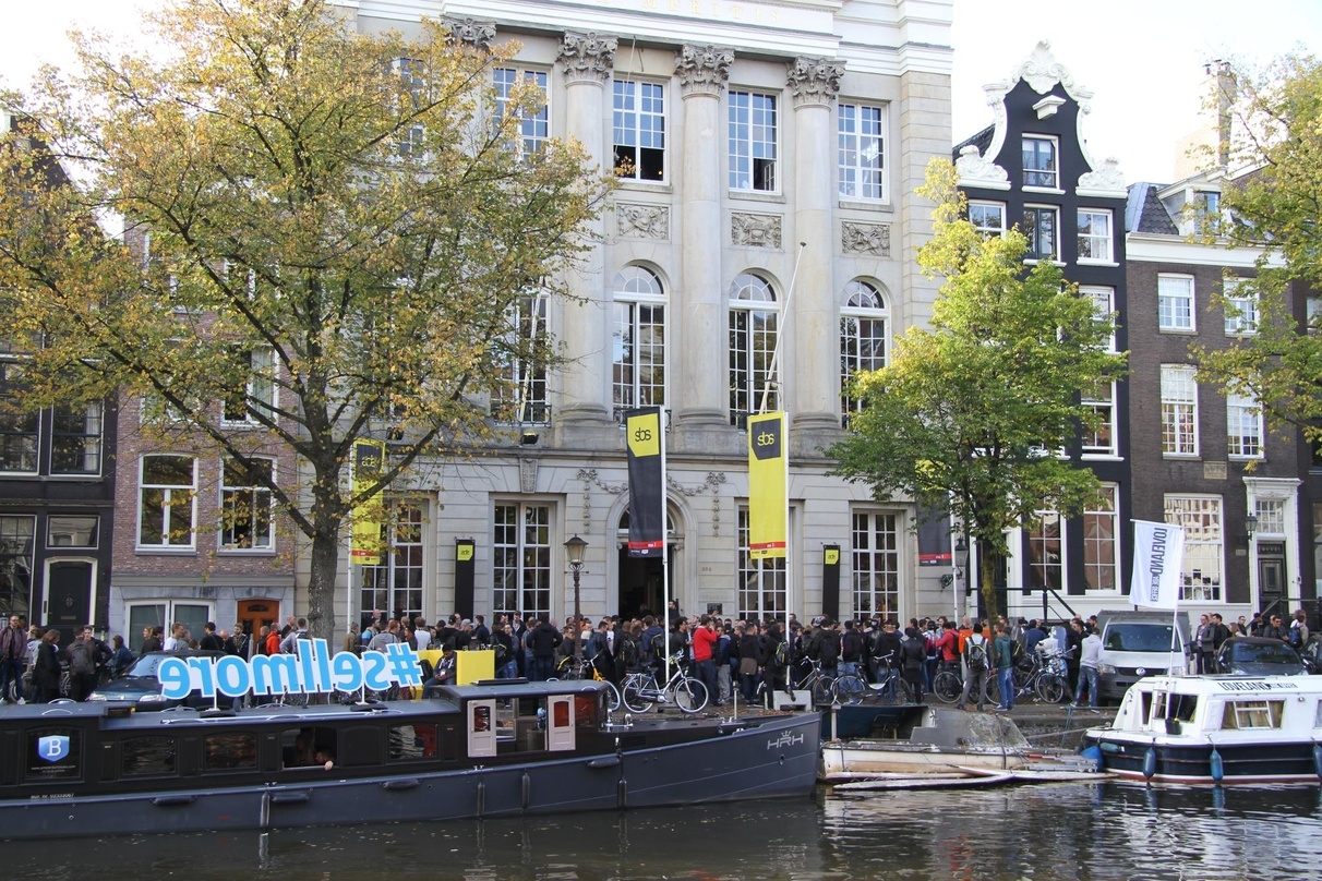 Massenandrang vorm ADE-Tagungsgebäude Felix Meritis: Delegierte an der Kaizersgracht in Amsterdam