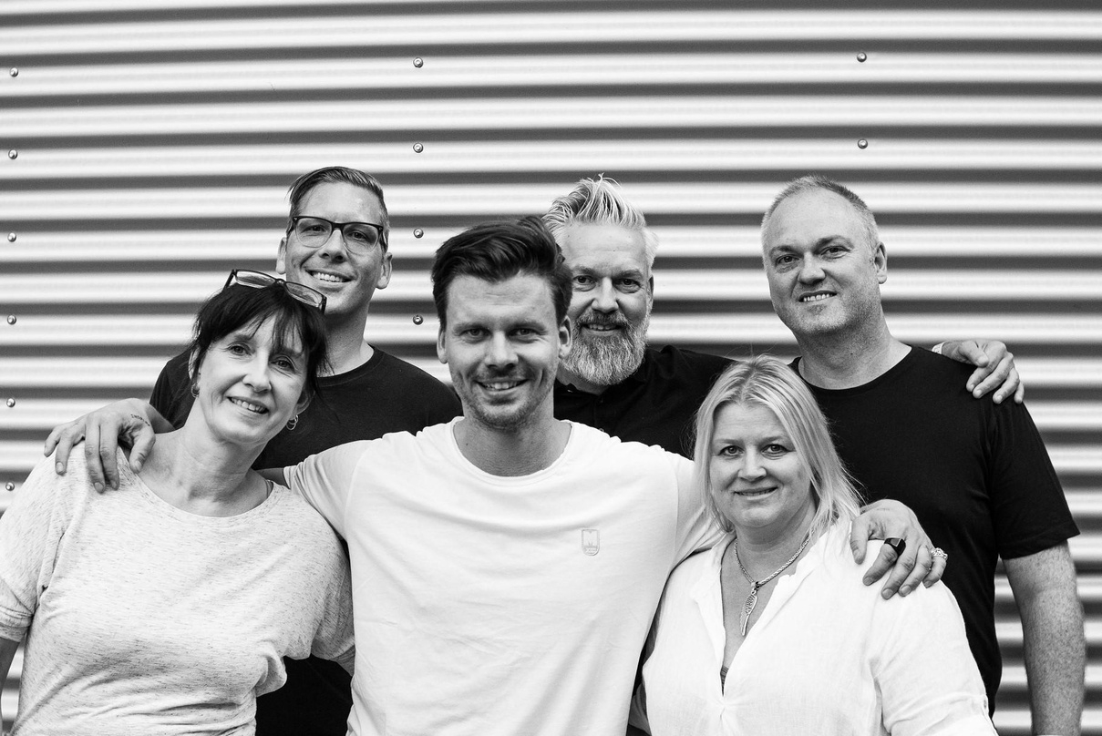Feierten die Veröffentlichung von "VLI" in Köln (von links): Stephanie Glockmann (GlocknRoll Promotion), Thilo Hornschild (Promotion), Dari, Giacomo La Tragna (#712Agentur für Promotion + Media), Tanja Merz (Produkt Mgmt) und Fabian Zimmermann (Blind Records, Management, Producer Hafen Studios)