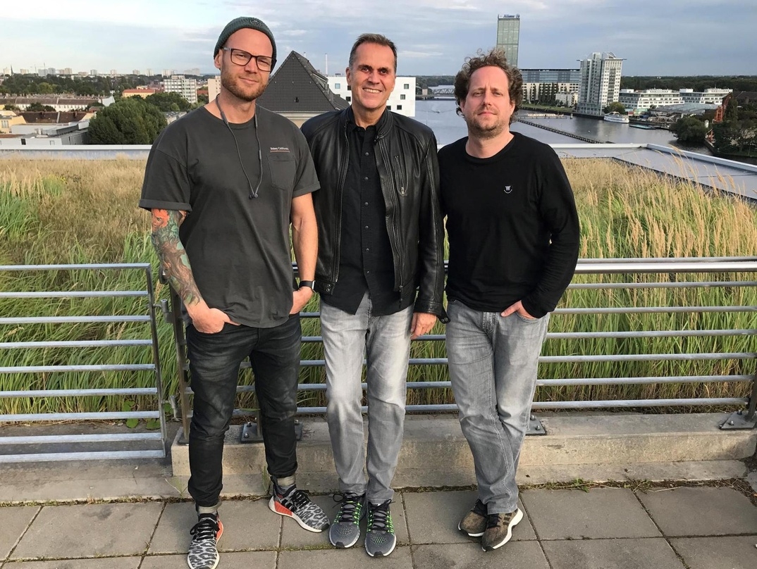 Wollen ihre Kräfte bündeln (von links): Tino Kunstmann (General Manager Merchstore), Frank Hohenböken (Managing Director Sales Universal Music Deutschland) und Michi Hahn (General Manager Bravado)