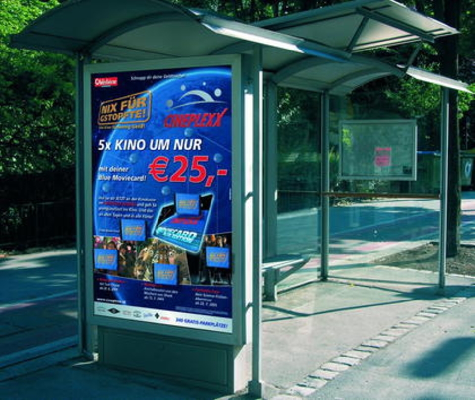 "Nix für Gstopfte": Cineplexx-Werbung auf einer City-Lights-Tafel in Leoben