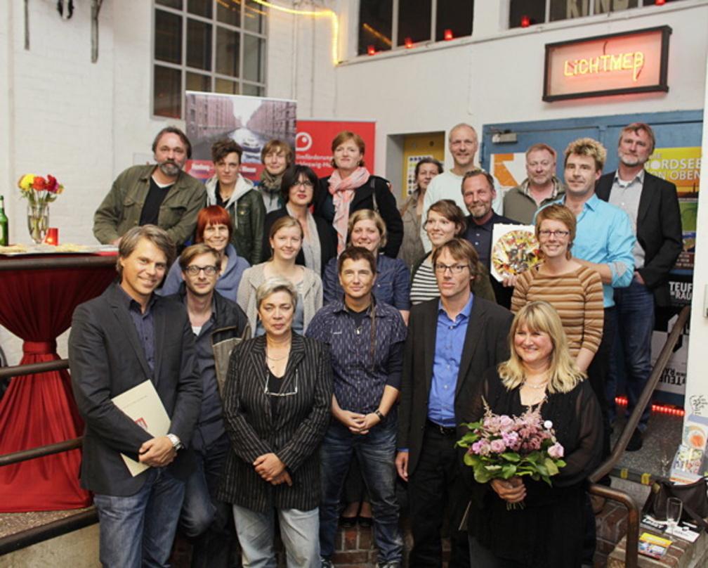 Die Gewinner der Hamburger Kinopreise 2011||Die Gewinner der Hamburger Kinopreise 2011: Erste Reihe v.l.n.r: Hauptpreisgewinner Matthias Elwardt (Abaton), Philipp Großmann (B-Movie), Heidrun Podszus (Zeise Kinos), Ines Benesch (Zeise Kinos), Ralf Denecke (3001), Dorit Kiesewetter (Lichtemeß); Zweite Reihe, v.l.n.r.: Sarah Adam (B-Movie), Nele Plattig (B-Movie), Sandra Lösel (B-Movie), Manja Malz (B-Movie), Tomma Ahlers (Alabama); Dritte Reihe, v.l.n.r.: Lydia Matern und Hans-Peter Jansen (Koralle, Elbe, Fama), Carsten Knoop (Lichtmess); Vierte Reihe: Felix Gierke (B-Movie), Cornelia Pirsig (B-Movie), Jurymitglied Nina Petri, Erika Mielke (Magazin), Jurymitglied Jens Schneiderheinze (Cinema & Kurbelkiste, Münster), Arnd Eggers (Magazin) und Jurymitglied Volker Behrens (Hamburger Abendblatt)