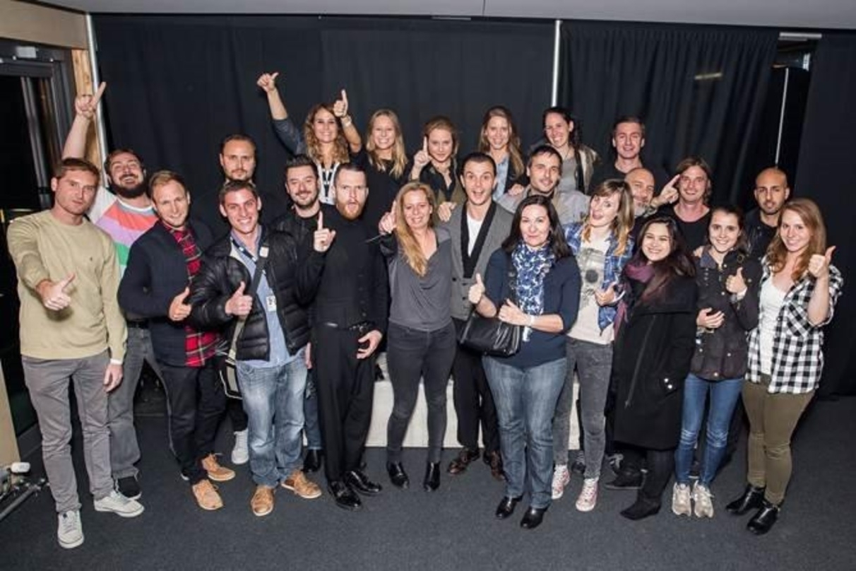 Jubelten in Zürich: Hurts und das Team von Sony Music Switzerland um Julie Born (Mitte)