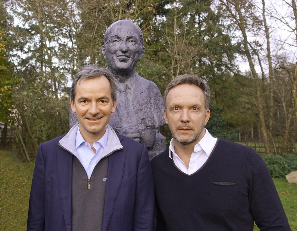 Andreas Jacobs (links im Bild) und Stefan Raiser (Dreamtool Entertainment) vor der Skulptur von Walther J. Jacobs auf dem Gestüt Fährhof 