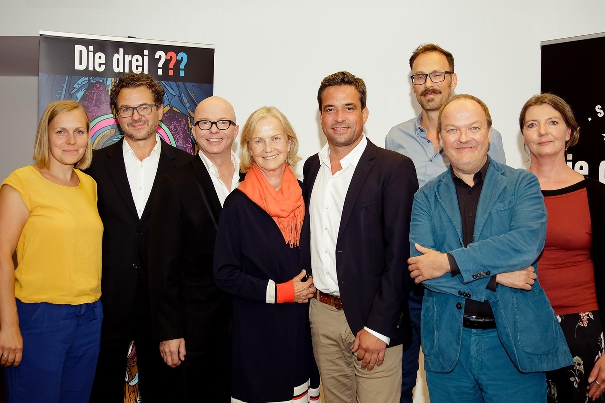 Läuteten in Berlin das Jubiläumsjahr der Hörspiele ein (von links): Elisa Linnemann (Head of Marketing Family Entertainment Sony Music), Andreas Fröhlich (Sprecher Bob Andrews), Oliver Rohrbeck (Sprecher Justus Jonas), Produzentin Heikedine Körting, Arndt Seelig (Senior Director Family Entertainment Sony Music), Autor André Marx, Jens Wawrczeck (Sprecher Peter Shaw) und Maike Müller (Senior Product Manager Family Entertainment Sony Music)