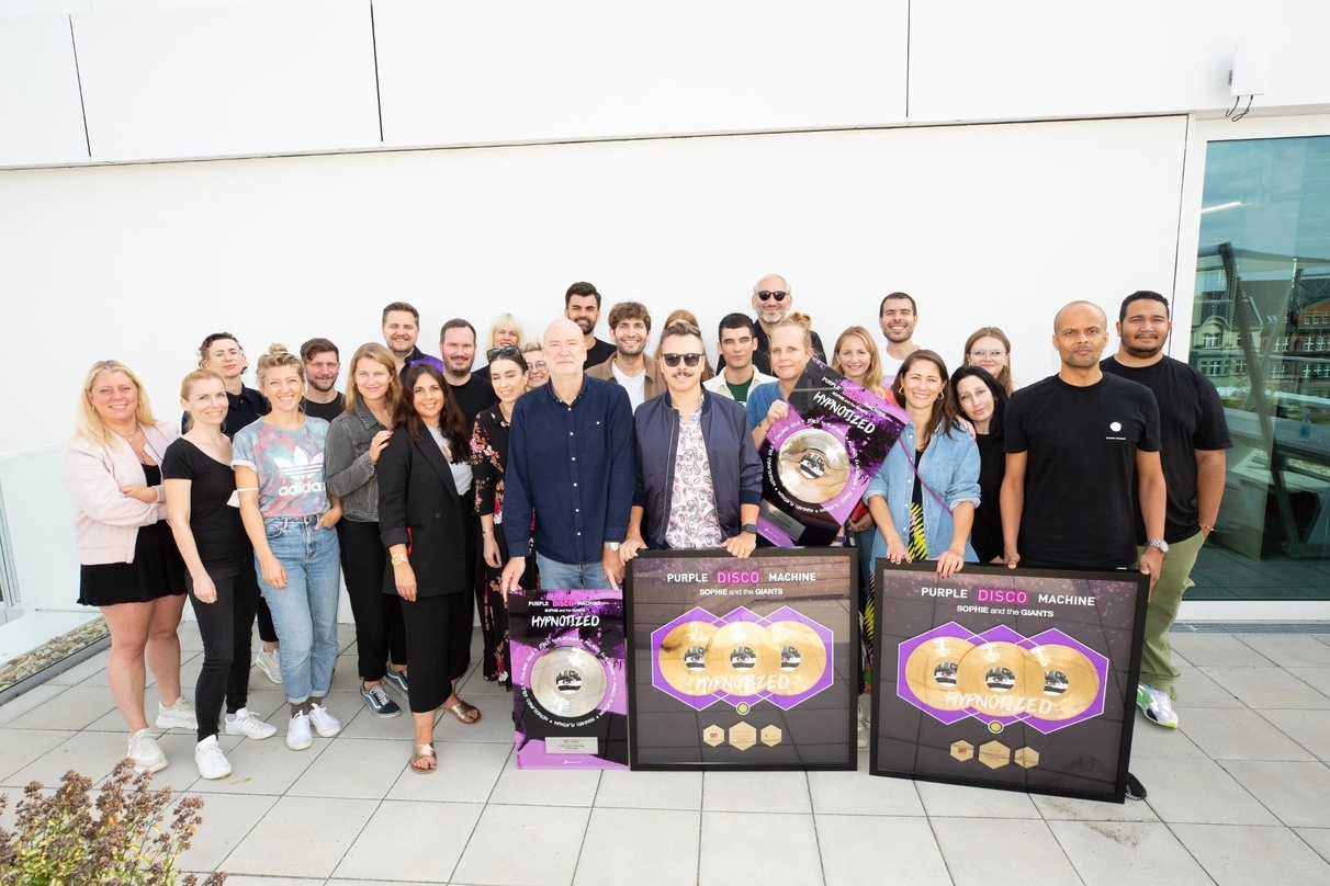 Bei der Award-Verleihung; Purple Disco Machine (mit Sonnenbrille), zusammen mit Manager Matt Jagger (links von ihm), Alexandra Falken (rechts von ihm) und dem Sony-Music-Team