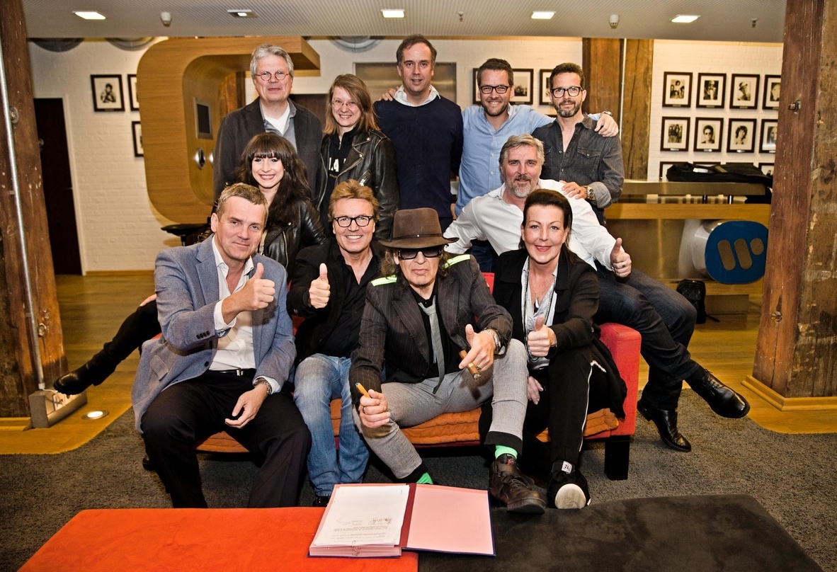 Trafen sich zum Vertragsabschluss: Udo Lindenberg (vorn, mit Hut) und seine Warner-Music-Familie um Bernd Dopp (vorn,, 2. von links)