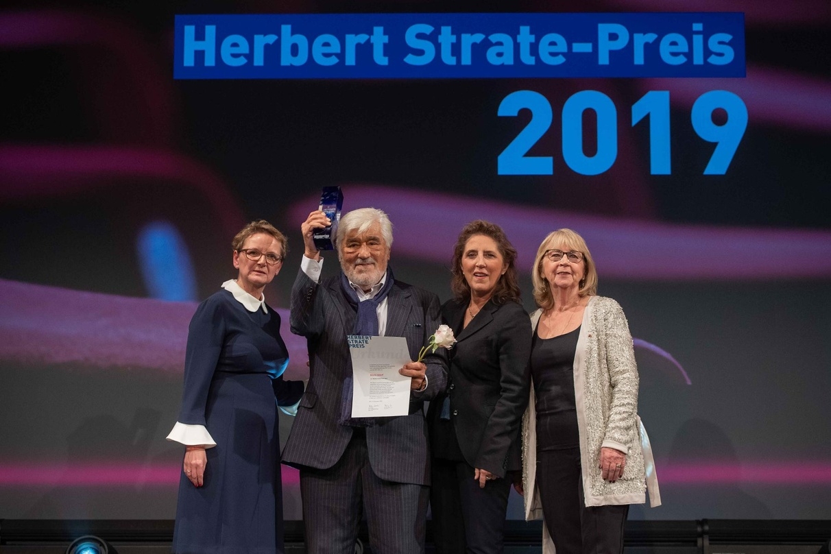 Herbert-Strate-Preisträger Mario Adorf mit den Jurorinnen Christine Berg, Petra Müller und Margarete Papenhoff (v.l.n.r.)