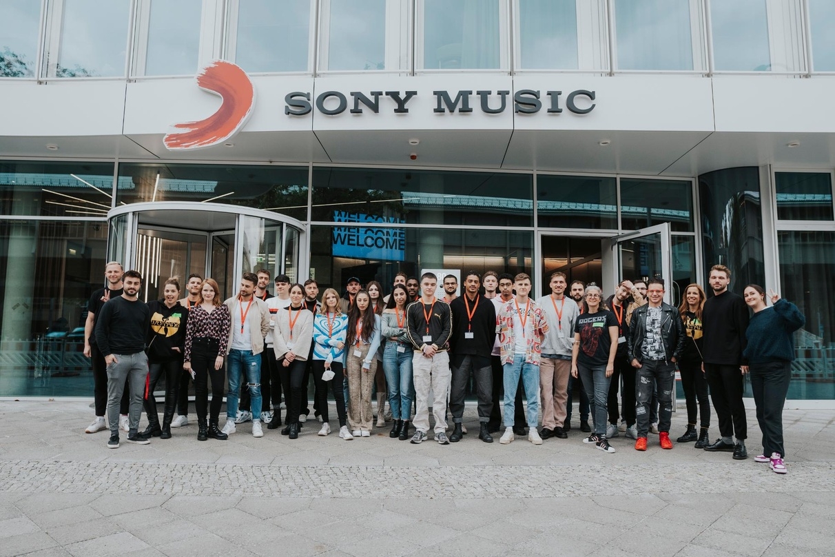 Versammelt zum Gruppenfoto vor dem Firmengebäude: die Protagonist:innen der A&R Academy von Sony Music