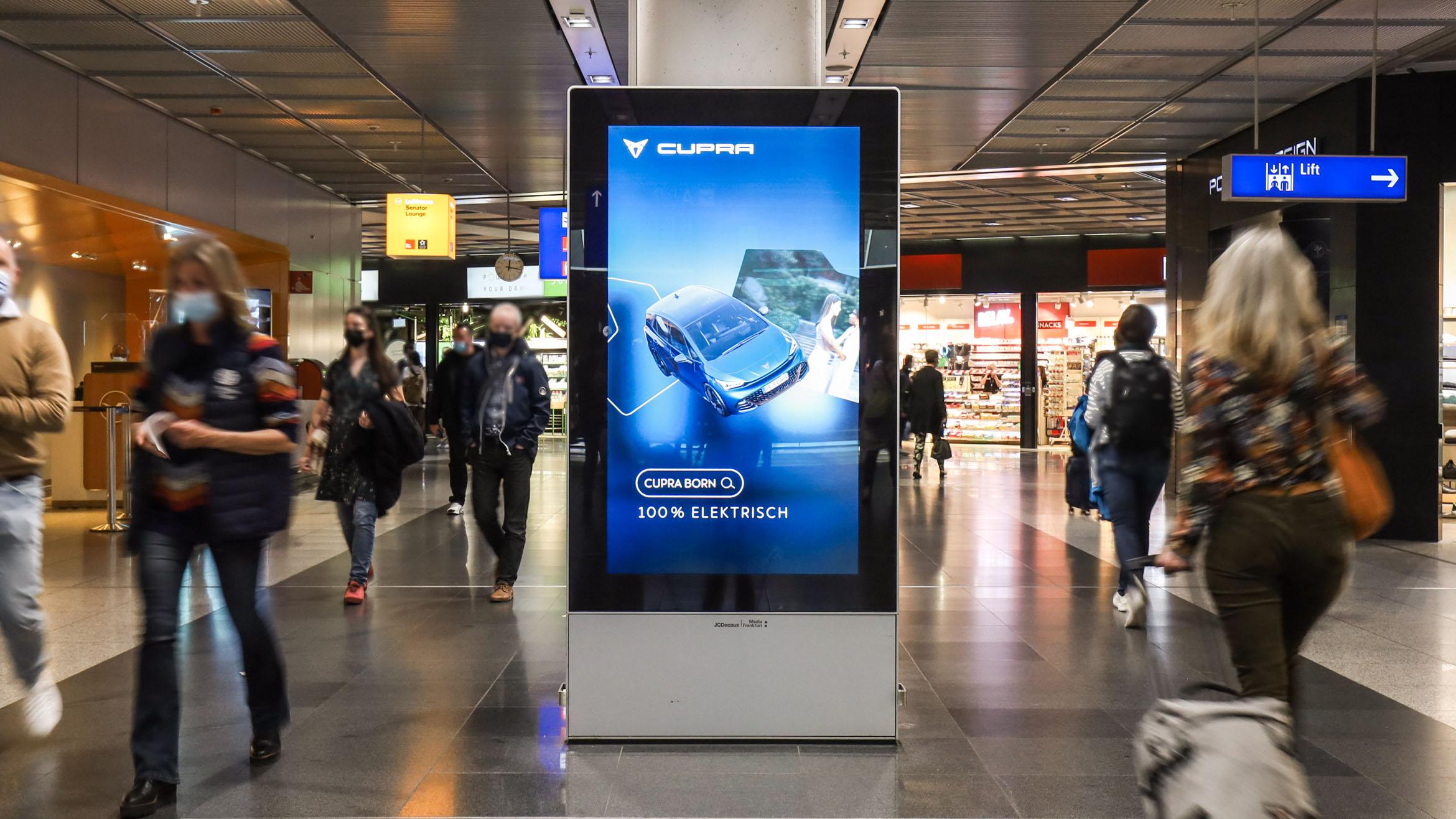 Der Cupra Born ist derzeit in Frankfurt nicht nur digital zu sehen, sondern auch auf  Plakaten und zum Anfassen im Atrium des Flughafens