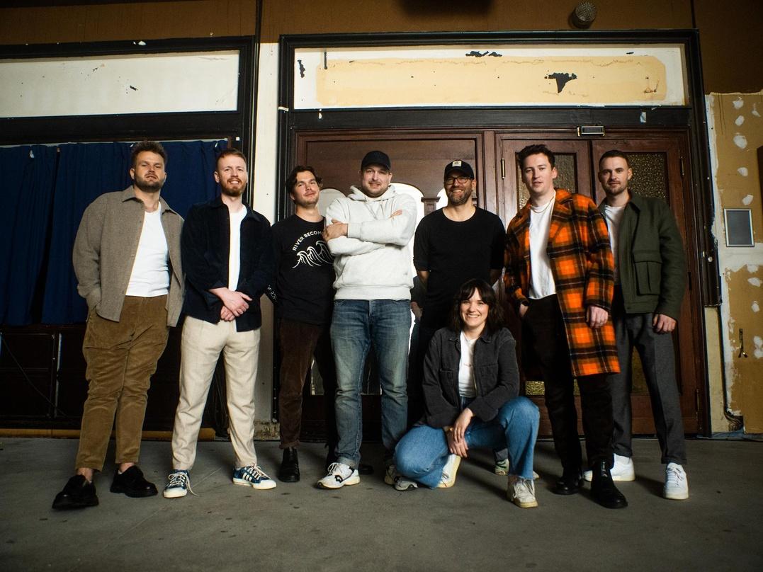 Arbeiten nun miteinander (von links): Cliff Deane, Ryan Hennessy, Jimmy Rainsford (alle Picture This), René Renne, Christian Raab (Head of A&R Ariola & RCA), Owen Cardiff (Picture This), Marc Huttenlocher (Head of Marketing Domestic Ariola & RCA), Thomas Wendt (Product Manager Ariola & RCA) und Mandy Endres (Audience Manager Radio Ariola & RCA)