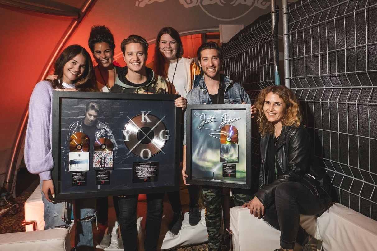 Vereint zur Awardverleihung: Kygo (3. von links), Justin Jesso (2. von rechts) und ihre Partner von Sony Music Schweiz
