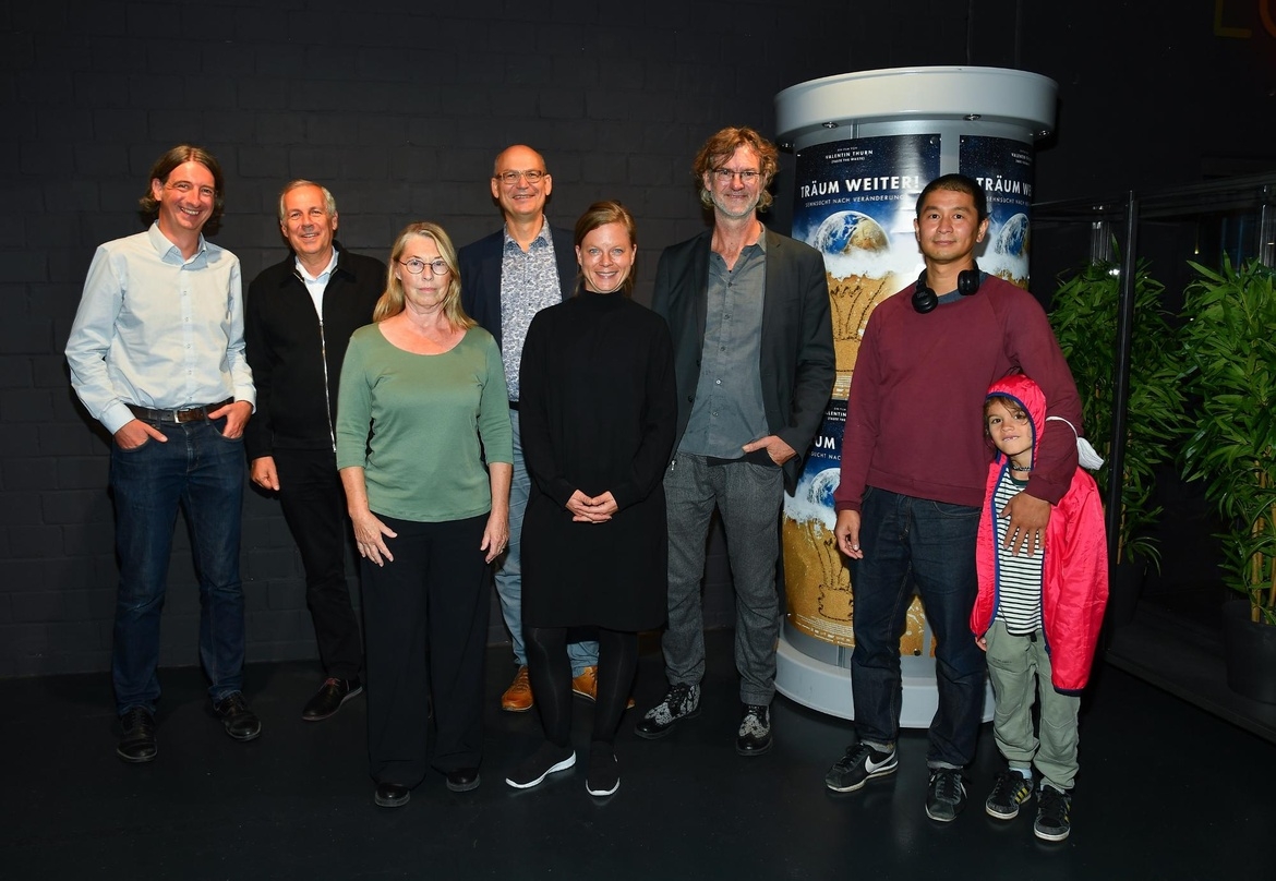 Bei der NRW-Premiere von "Träum weiter! Sehnsucht nach Veränderung" (v.l.n.r.) Tobias Lehmann (Alamode Filmverleih), Carl-Heinrich von Gablenz (Protagonist), Astrid Vandekerkhove (Ausführende Produzentin Schnittstelle), Valentin Thurn (Regisseur), Sabrina Schneider (Film- und Medienstiftung NRW), Joy Lohmann (Protagonist), Van Bo Le Mentzel (Protagonist) und Sohn.