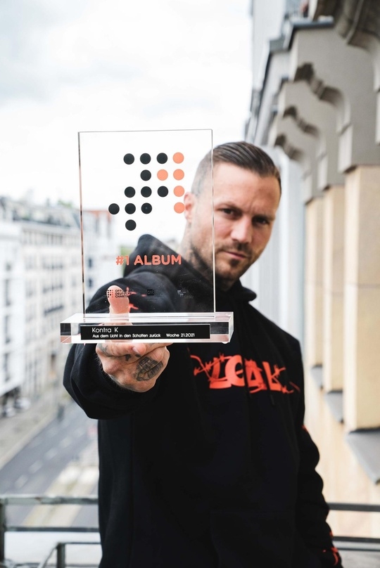 Der Wochensieger bei den Alben und seine Trophäe: Kontra K mit dem Nummer 1 Award der Offiziellen Deutschen Charts